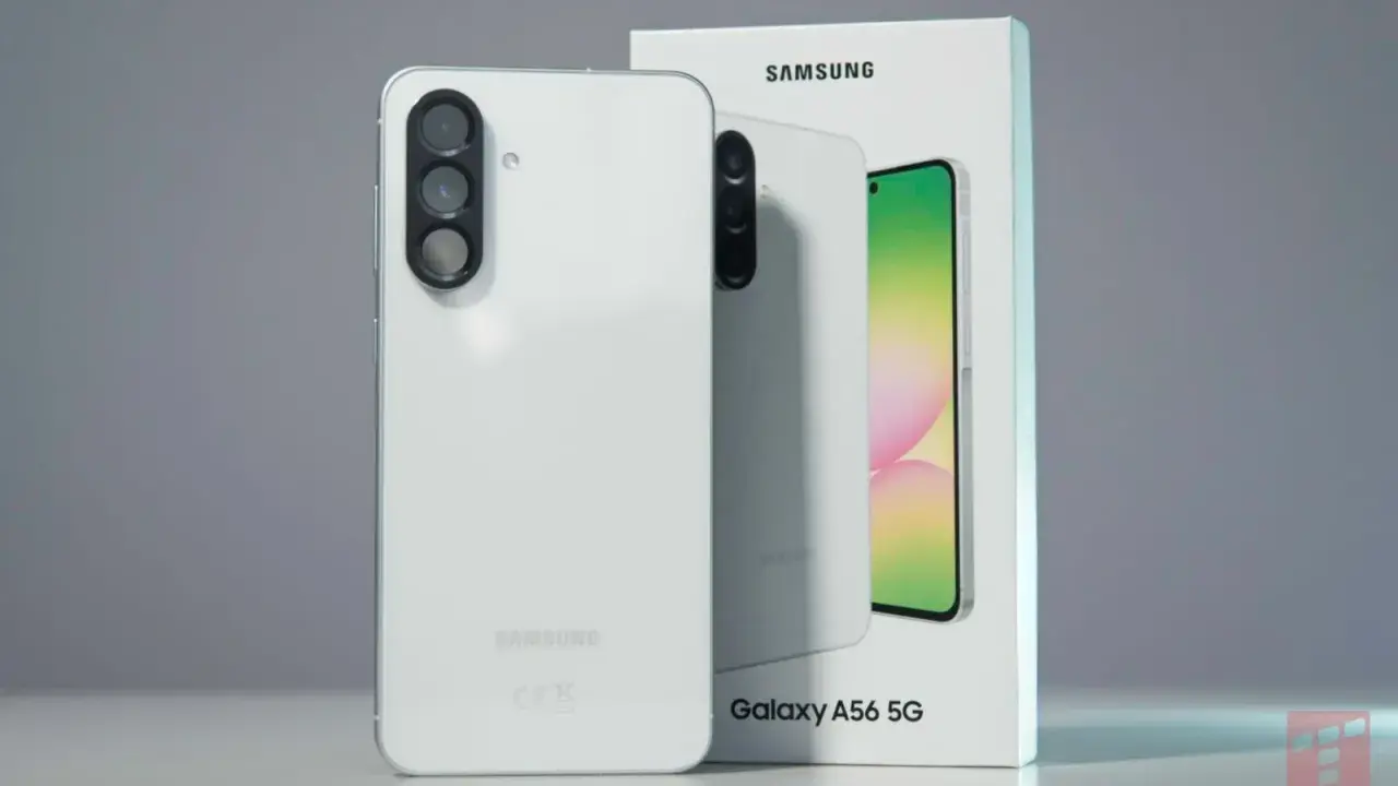 Biały Samsung Galaxy A56 5G z potrójnym aparatem i pudełkiem.