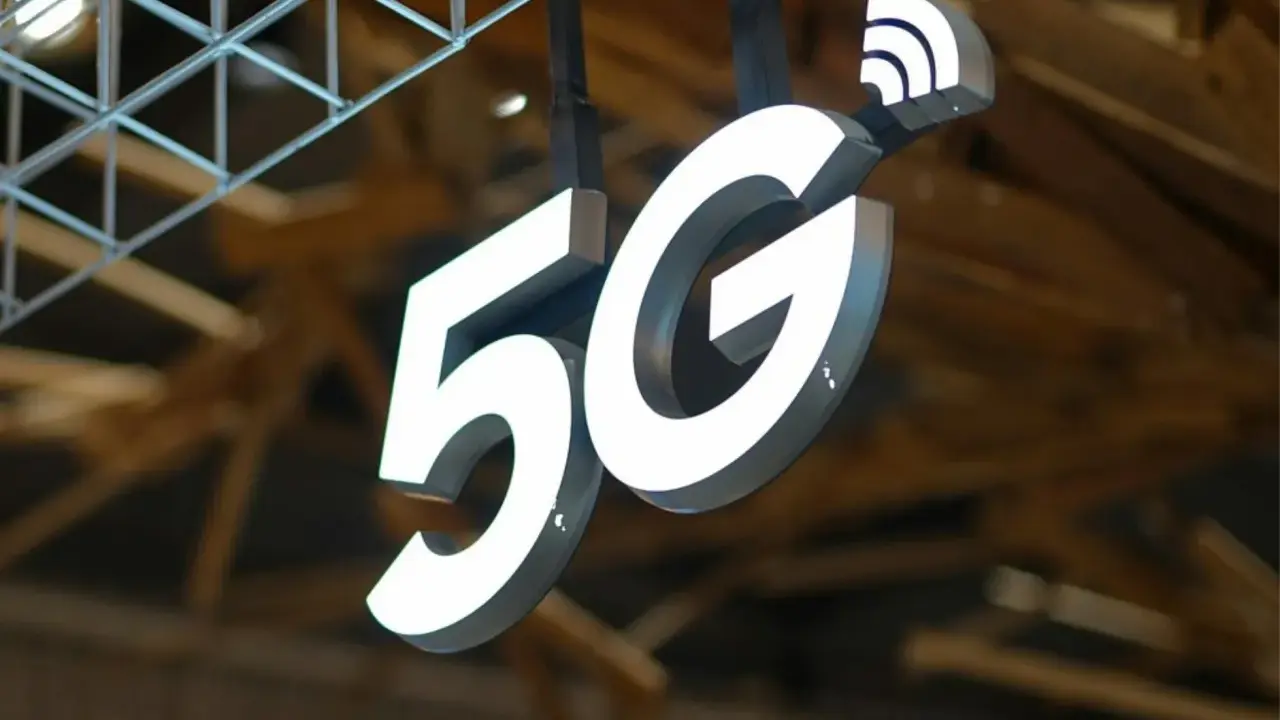 Litery "5G" wiszące w powietrzu, symbolizujące rewolucję w łączności. 5g co to? Szybkość i przyszłość.
