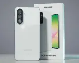 Biały Samsung Galaxy A56 5G z potrójnym aparatem i pudełkiem.