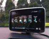 TomTom - najlepsza nawigacja samochodowa na telefon. Menu z opcjami: Szukaj, Jedź do domu, Jedź do pracy, Ostatnie miejsca docelowe, Aktualna trasa.