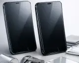 Dwa eleganckie telefony z czarnymi ekranami. Obok leżą akcesoria do montażu, w tym narzędzia i ściereczki, sugerujące ochronę ekranu szkłem hybrydowym.