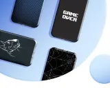 Cztery etui na telefon z różnymi wzorami: kropki, pies, pajęczyna i napis "GAME OVER".