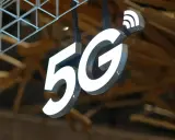 Litery "5G" wiszące w powietrzu, symbolizujące rewolucję w łączności. 5g co to? Szybkość i przyszłość.