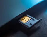 Złota karta SIM w wysuniętej tacce. Zastanawiasz się, dlaczego telefon nie widzi karty SIM? Może jest źle włożona lub uszkodzona.