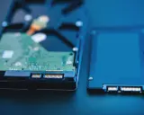 Dwa dyski do laptopa: tradycyjny HDD i nowoczesny SSD.