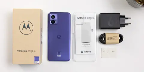 Motorola Edge 30 Neo w kolorze fioletowym z akcesoriami: pudełko, ładowarka, kabel, etui.