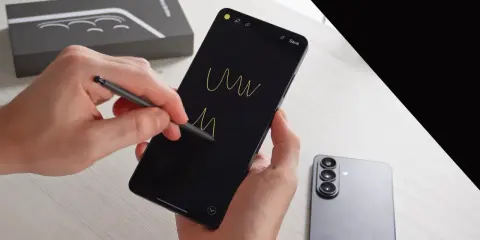 Rysowanie na ekranie nowego Samsunga Galaxy S26 za pomocą rysika. Obok leży drugi telefon.