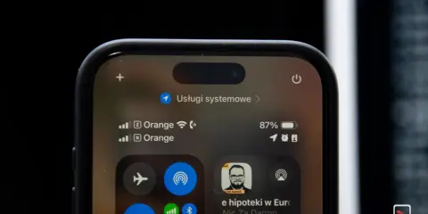 Na ekranie telefonu widać ikonki: samolot (tryb samolotowy), Wi-Fi, Bluetooth, lokalizacja, a także odtwarzacz podcastu. Wyjaśniamy, co oznaczają ikonki w telefonie.