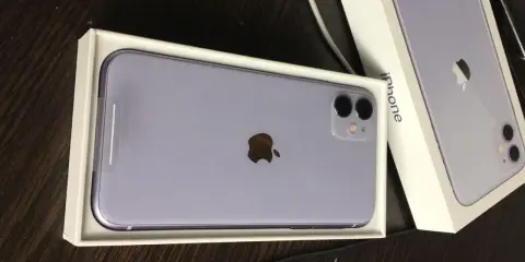 Nowy, fioletowy iPhone 11 w pudełku.