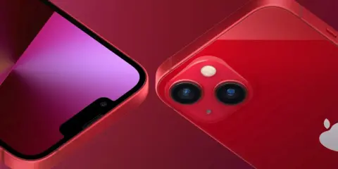 Dwa czerwone iPhone'y 13, jeden z widocznym ekranem, drugi z podwójnym aparatem.