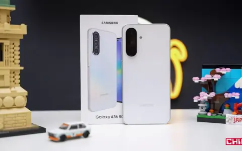 Biały Samsung Galaxy A36 5G, produkt największego producenta smartfonów, obok miniatury Japonii i modelu samochodu.