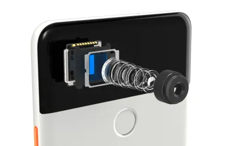 Rozłożony moduł aparatu w telefonie: soczewki, matryca aparatu w telefonie i elementy elektroniczne.