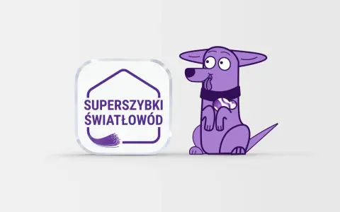 Fioletowy piesek z kością na szyi obok logo "Superszybki światłowód".