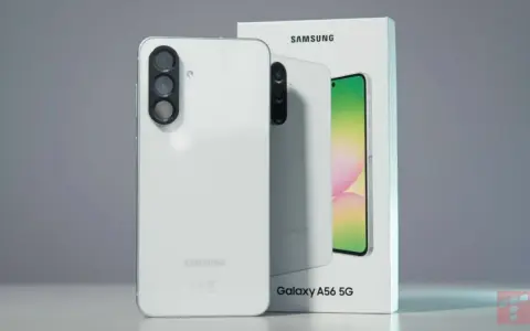 Biały Samsung Galaxy A56 5G z potrójnym aparatem i pudełkiem.