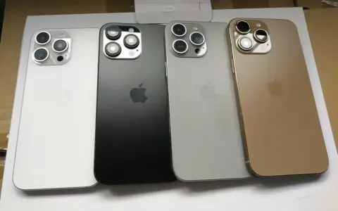 Cztery telefony iPhone 16 w kolorach białym, czarnym, srebrnym i złotym.