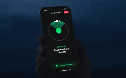 iPhone w trybie alarmowe sos, połączony z satelitą, gotowy do wysłania wiadomości.