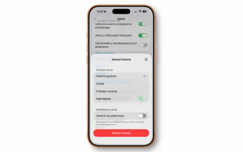 Na ekranie iPhone'a w Safari widać opcję "Wymaż historię", gdzie można wybrać okres do usunięcia danych. To szybki sposób na wyczyszczenie pamięci podręcznej iPhone'a.