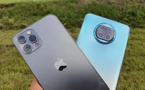 Szary iPhone i niebieski Android obok siebie. Który wybierasz?