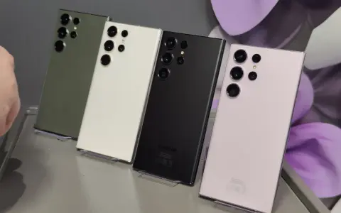 Cztery telefony S23 Ultra w kolorach: zielonym, białym, czarnym i różowym, prezentują swoje aparaty.