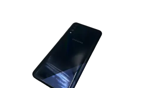 Ciemny tył telefonu Samsung Galaxy M30s z potrójnym aparatem i logo Samsung.