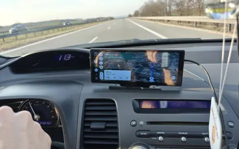 Na ekranie w samochodzie widać nawigację z funkcją co to jest carplay. Pokazuje trasę, odległość i czas dojazdu.