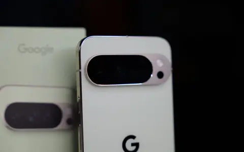 Zbliżenie na tył jasnego telefonu Google Pixel 11 Pro z charakterystycznym modułem aparatu.