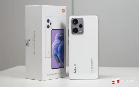 Biały smartfon Xiaomi Redmi Note 12 Pro+ 5G obok swojego opakowania.