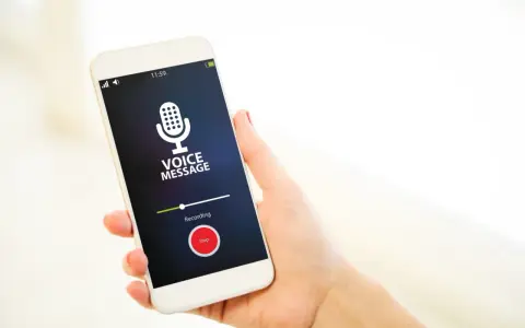 Dyktafon w telefonie nagrywa wiadomość głosową. Ikona mikrofonu i przycisk "Stop" są widoczne na ekranie.