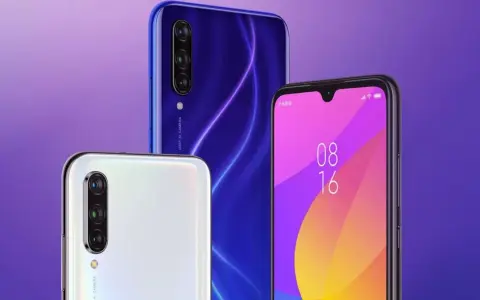 Trzy telefony z czystym Androidem: biały, niebieski i czarny z kolorowym ekranem.