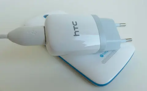 Ładowarka HTC podłączona do telefonu HTC Desire 500 czarny.
