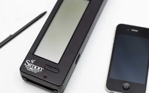 Pierwszy telefon dotykowy Simon obok nowoczesnego smartfona. Stylus leży obok.