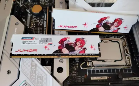 Pamięć RAM, co to? Moduły JUHOR DDR4 z anime girl na radiatorach, zamontowane na płycie głównej.
