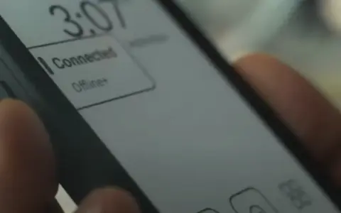 Dłoń trzyma polski smartfon. Na ekranie widnieje godzina 3:07 i status "Connected".