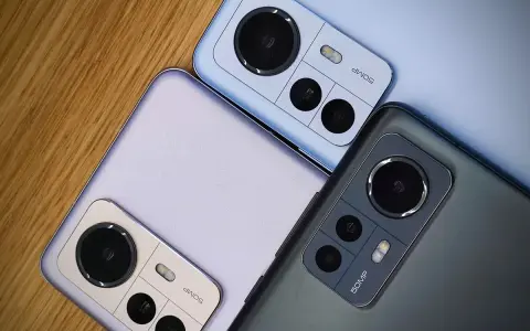 Trzy najnowsze Xiaomi w różnych kolorach, z widocznymi modułami aparatów 50MP.