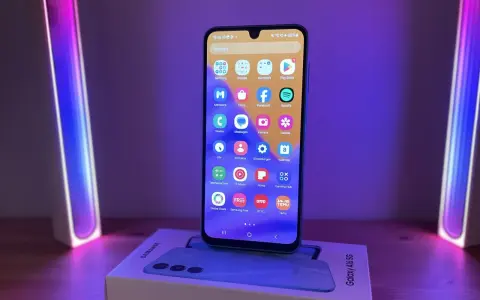 Nowy Samsung A16 5G z kolorowym podświetleniem. Na ekranie widoczne ikony aplikacji, m.in. Facebook, Spotify, YouTube.