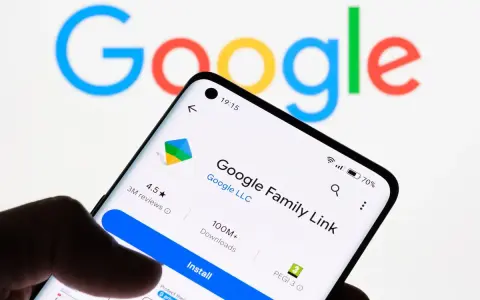 Telefon z aplikacją Google Family Link, która umożliwia blokadę rodzicielską na telefonie.