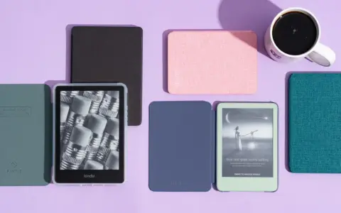 Różne etui na Kindle Paperwhite 4: zielone, różowe, granatowe, turkusowe. Obok kubek kawy.