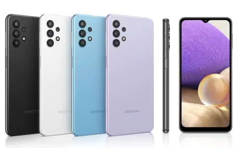 Cztery telefony Samsung Galaxy A32 w kolorach czarnym, białym, niebieskim i fioletowym.