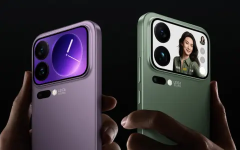 Dwa telefony Xiaomi najnowszy model w kolorach fioletowym i zielonym. Jeden pokazuje zegar, drugi selfie z kobietą.