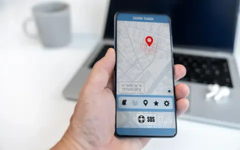 Aplikacja "Locator Tracker" pokazuje, jak zlokalizować telefon po numerze. Na ekranie widoczna jest mapa z pinezką wskazującą lokalizację.