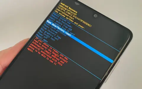 Ekran telefonu Samsung z menu Android Recovery. Widoczna opcja "Wipe data/factory reset", która jest kluczem do wykonania twardego resetu.