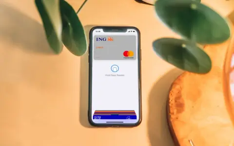 Zobacz, jak działa Apple Pay: zbliż telefon z kartą ING Mastercard do czytnika. Szybko i bezpiecznie zapłacisz.