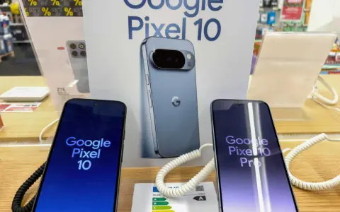 Dwa telefony Google Pixel 10 i Pixel 10 Pro na wystawie sklepowej. Zapowiedź premiery.