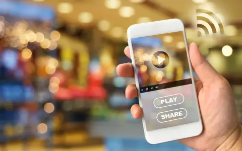 Dłoń trzyma smartfon Huawei, na ekranie którego widać interfejs odtwarzacza wideo z przyciskiem "PLAY" i "SHARE", sugerujący dostęp do treści z Google Play.
