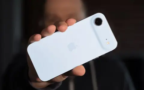 Jasny tył telefonu, prawdopodobnie iPhone 17 Air, z widocznym logo Apple i modułem aparatu.