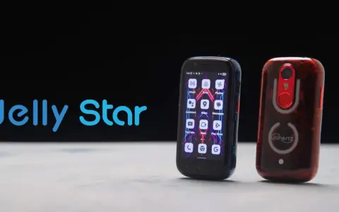 Dwa malutkie smartfony Jelly Star, jeden niebieski z ikonami aplikacji, drugi czerwony z aparatem. Najmniejszy smartfon w akcji.