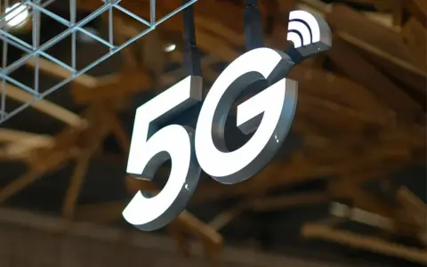 Litery "5G" wiszące w powietrzu, symbolizujące rewolucję w łączności. 5g co to? Szybkość i przyszłość.