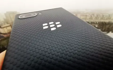 Tył najnowszego blackberry z charakterystycznym logo i teksturą.