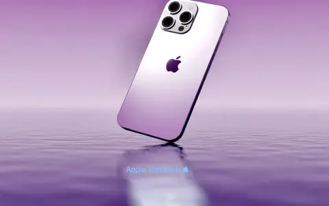 Elegancki, fioletowy iPhone 14 z potrójnym aparatem unosi się nad wodą, odbijając się w jej tafli.
