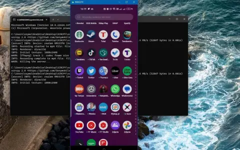 Jak nagrać ekran Android? Widok ekranu telefonu z aplikacjami i okno konsoli z informacjami o nagrywaniu.